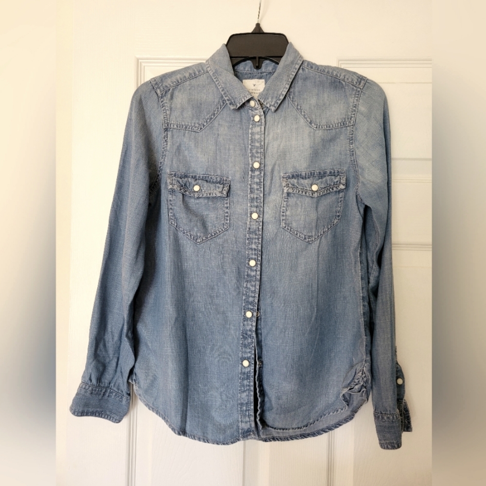 Womens American Eagle denim pearl snap shirt